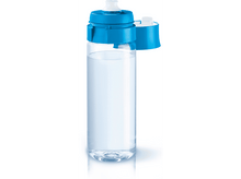 Charger l&#39;image dans la galerie, Bouteille d&#39;eau transparente avec bouchon bleu. La bouteille est remplie d&#39;eau et le bouchon est ouvert.
