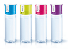 Charger l&#39;image dans la galerie, Quatre bouteilles d&#39;eau transparentes avec des couvercles colorés : bleu, vert, rose et violet. Chacune a un logo Brita.
