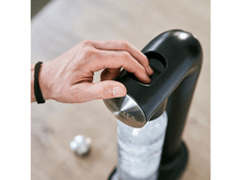 Charger l&#39;image dans la galerie, Personne utilisant un distributeur de filtre à eau pour remplir une bouteille.
