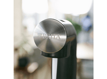 Charger l&#39;image dans la galerie, Gros plan sur un filtre à eau noir et argent.
