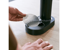 Charger l&#39;image dans la galerie, Main d&#39;une personne tenant un disque métallique percé.
