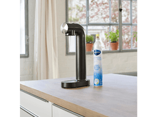 Charger l&#39;image dans la galerie, Un sodateur d&#39;eau Brita noir et une bouteille de CO2 sur un comptoir.
