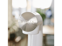 Charger l&#39;image dans la galerie, Gros plan d&#39;un filtre à eau blanc avec le logo BRITTA sur un bouchon argenté.
