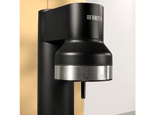 Charger l&#39;image dans la galerie, Filtre à eau noir avec le logo Brita sur fond blanc.

