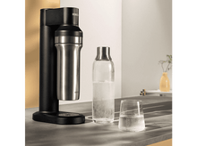 Charger l&#39;image dans la galerie, Une machine de filtration d&#39;eau noire avec une bouteille argentée et un verre d&#39;eau.
