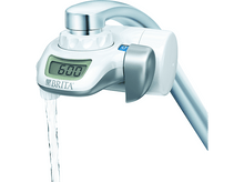 Charger l&#39;image dans la galerie, Gros plan sur un filtre à eau blanc, montrant un affichage numérique avec des chiffres.
