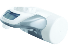 Charger l&#39;image dans la galerie, Une personne lave des carottes sous l&#39;eau courante d&#39;un robinet. Les carottes sont oranges, avec des fanes vertes. Le robinet est argenté et blanc.
