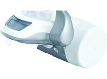 Charger l&#39;image dans la galerie, Mains se lavant sous l&#39;eau qui coule d&#39;un robinet. L&#39;évier est en acier inoxydable. Un filtre est au-dessus des mains.
