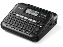 Charger l&#39;image dans la galerie, Une étiqueteuse Brother P-touch noire avec clavier, écran et divers boutons de fonction.
