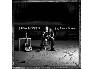 Pochette de l'album de Bruce Springsteen. Assis sur une chaise, guitare et ampli à gauche. Noir et blanc.