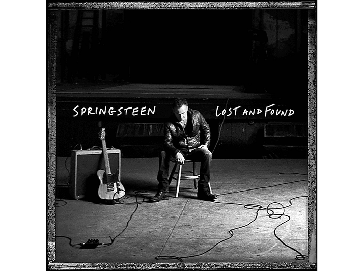 Pochette de l'album de Bruce Springsteen. Assis sur une chaise, guitare et ampli à gauche. Noir et blanc.