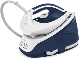 Un fer à repasser à vapeur blanc et bleu. Il repose sur un support. La marque est 