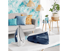 Charger l&#39;image dans la galerie, Installation de repassage avec fer, base et arrière-plan d&#39;un salon.
