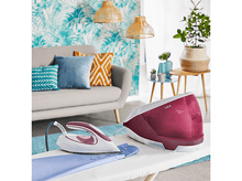 Charger l&#39;image dans la galerie, Installation de repassage avec fer blanc sur chemise bleue, à côté d&#39;un générateur de vapeur bordeaux.
