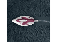 Charger l&#39;image dans la galerie, Un fer à repasser à vapeur, vue de dessus, sur un tissu froissé bleu foncé.
