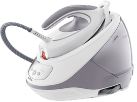 Fer à repasser vapeur blanc et gris. Le fer est dans un socle. Il a un affichage numérique.