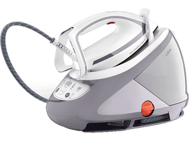 Un fer à vapeur blanc et gris sur une base avec cordon et commandes, sur fond noir.