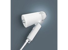 Charger l&#39;image dans la galerie, Vapeur de vêtements portable blanc. Il est sur un fond bleu. Il a une poignée et une tête transparente.
