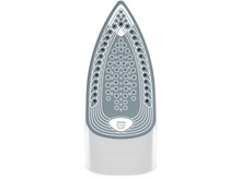 Charger l&#39;image dans la galerie, Gros plan sur la semelle d&#39;un fer à repasser, avec de nombreux trous et rainures. Technologie Xglide.
