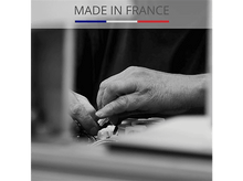 Charger l&#39;image dans la galerie, Mains travaillant sur un produit avec les mots &#39;MADE IN FRANCE&#39; en haut.
