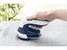 Charger l&#39;image dans la galerie, Main utilisant un rasoir à tissu bleu et blanc.
