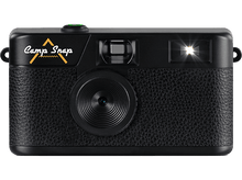 Charger l&#39;image dans la galerie, Appareil photo noir avec logo &#39;Camp Snap&#39;. Flash allumé. Bouton vert en haut. Surface texturée.
