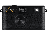 Appareil photo noir avec logo 'Camp Snap'. Flash allumé. Bouton vert en haut. Surface texturée.