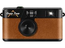 Charger l&#39;image dans la galerie, Un appareil photo Camp Snap marron et noir. Il a un flash, un objectif et un bouton vert en haut. Le corps a une texture simili cuir.

