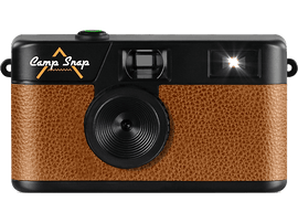 Un appareil photo Camp Snap marron et noir. Il a un flash, un objectif et un bouton vert en haut. Le corps a une texture simili cuir.