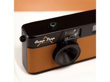 Charger l&#39;image dans la galerie, Gros plan d&#39;un appareil photo noir et marron avec l&#39;inscription &#39;Camp Snap&#39;. Le bouton est vert.
