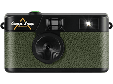 Charger l&#39;image dans la galerie, Un appareil photo noir et vert avec les mots &#39;Camp Snap&#39;. Il a un objectif, un flash et un bouton vert. Le fond est noir.
