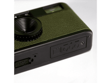 Charger l&#39;image dans la galerie, Gros plan d&#39;un appareil photo vert et noir. L&#39;objectif est proéminent, et l&#39;appareil photo a une surface texturée. Des boutons et des ports sont visibles.
