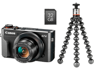 Appareil photo Canon G7X noir, une carte SD de 32 Go et un trépied noir flexible sur fond blanc.