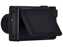 Charger l&#39;image dans la galerie, Appareil photo noir avec écran ouvert. L&#39;écran affiche les paramètres de l&#39;appareil photo.
