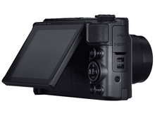 Charger l&#39;image dans la galerie, Appareil photo numérique noir, écran incliné, boutons visibles.

