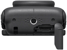 Charger l&#39;image dans la galerie, Vue arrière d&#39;un appareil photo noir avec des ports et des boutons visibles, dont un port microphone.
