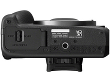 Charger l&#39;image dans la galerie, Corps de l&#39;appareil photo vu de dessus, noir, avec logement pour carte et boutons.
