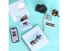 Charger l&#39;image dans la galerie, Un boîtier de DVD avec un disque et une liste de titres de chansons, avec un fond de performance en direct.
