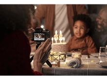 Charger l&#39;image dans la galerie, Personne prenant une photo d&#39;un gâteau d&#39;anniversaire avec un enfant.
