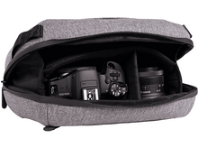 Charger l&#39;image dans la galerie, Un sac d&#39;appareil photo gris ouvert. À l&#39;intérieur se trouvent un appareil photo et un objectif.
