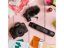 Charger l&#39;image dans la galerie, Appareil photo, microphone et accessoires sur surface rose.
