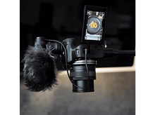 Charger l&#39;image dans la galerie, Caméra avec micro, enregistrant une démonstration culinaire.
