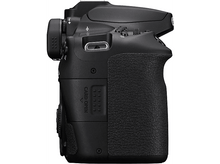 Charger l&#39;image dans la galerie, Corps d&#39;appareil photo numérique noir, vue latérale, avec commandes et fente pour carte.
