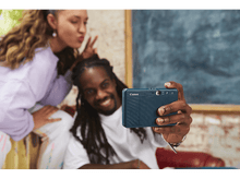 Charger l&#39;image dans la galerie, Un homme prend un selfie avec un appareil photo pendant qu&#39;une femme fait la paix.
