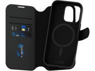 Coque de téléphone noire avec emplacements pour cartes, carte bleue et le mot CARE dessus.