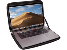 Charger l&#39;image dans la galerie, Un ordinateur portable dans un étui noir, ouvert, avec une scène de désert sur l&#39;écran.
