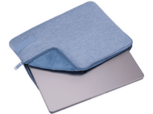 Charger l&#39;image dans la galerie, Housse d&#39;ordinateur portable bleue avec un ordinateur portable à l&#39;intérieur. Fermeture éclair et étiquette de marque visibles.
