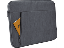 Charger l&#39;image dans la galerie, Une housse grise pour ordinateur portable avec une petite poche et un livre qui dépasse. Fermeture éclair ouverte.
