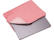 Charger l&#39;image dans la galerie, Housse d&#39;ordinateur portable rose avec un ordinateur portable à l&#39;intérieur. Fermeture éclair et logo Case visibles.
