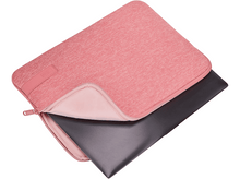 Charger l&#39;image dans la galerie, Housse d&#39;ordinateur portable rose contenant un ordinateur portable. La fermeture éclair est visible et l&#39;intérieur est rose clair.
